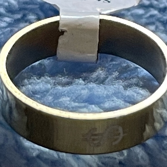 Gold coloured mens dollar $ ring, size 7-8 (19mm) (3 for $10 mix and match🔥🔥) - Picture 2 of 2